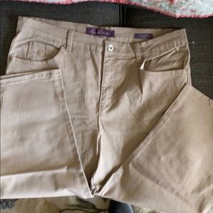 New Gloria Vanderbilt Beige Capri’s Jeans Size 16P
